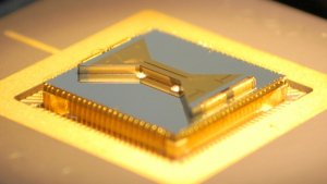 micro-fabricated ion trap built on silicon substrate