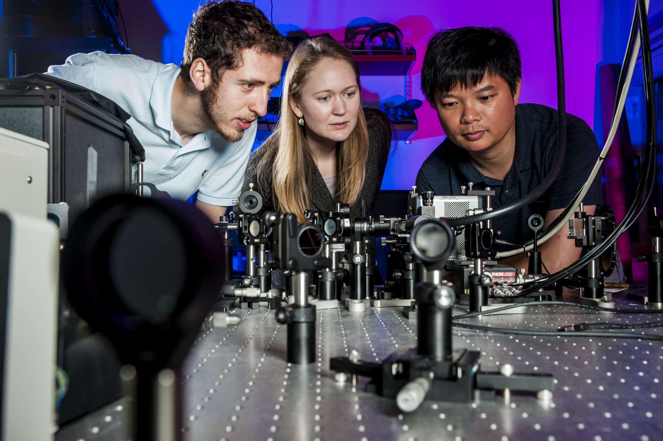 Maikken Mikkelsen with researchers in her lab